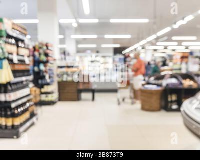 Abstrakte verschwommene Supermarkt Gang mit bunten Regale und unkenntlich Kunden als Hintergrund Stockfoto