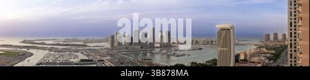 Panorama mit Blick auf die Palm in Dubai von einem hohen Gebäude Stockfoto