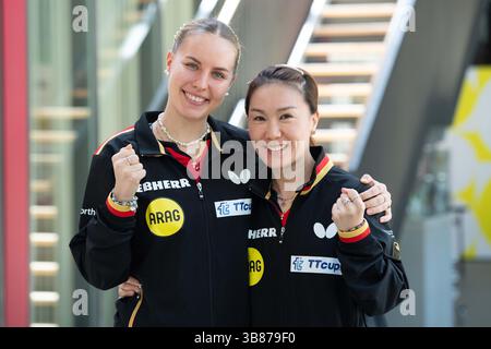 Damendoppel links nach rechts Annett KAUFMANN (SV DJK Kolbermoor) Xiaona Shan (ttc berlin Eastside) Tischtennis-Nationalspielerin, Porträt, Porträt, zugeschnittenes Einzelbild, Einzelmotiv, Präsentation der nominierten Athleten für die Einzelweltmeisterschaften vom 17. bis 25. Mai in Doha/Katar, DTTZ Deutsches Tischtenniszentrum Düsseldorf, 7. Mai 2025. Stockfoto