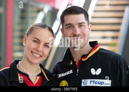 Gemischte Doppel, links nach rechts Annett KAUFMANN (SV DJK Kolbermoor) Tischtennis-Nationalspieler Patrick Franziska (1. FC Saarbrücken TT) Tischtennis-Nationalspieler Porträt, Porträt, zugeschnittenes Einzelbild, Einzelmotiv, Präsentation der nominierten Athleten für die Einzelweltmeisterschaften vom 17. Bis 25. Mai in Doha/Katar, DTTZ Deutsches Tischtenniszentrum Düsseldorf, 7. Mai 2025. Stockfoto