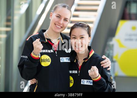 Damendoppel links nach rechts Annett KAUFMANN (SV DJK Kolbermoor) Xiaona Shan (ttc berlin Eastside) Tischtennis-Nationalspielerin, Porträt, Porträt, zugeschnittenes Einzelbild, Einzelmotiv, Präsentation der nominierten Athleten für die Einzelweltmeisterschaften vom 17. bis 25. Mai in Doha/Katar, DTTZ Deutsches Tischtenniszentrum Düsseldorf, 7. Mai 2025. Stockfoto
