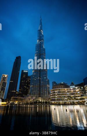 Burj Al Arab in der Nacht reflektiert im Wasser mit Lichtern Stockfoto