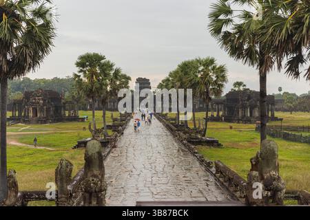 ANGKOR WAT - 11. JANUAR 2023: Angkor Wat, antike Tempelruinen in Kambodscha an einem regnerischen Tag. Stockfoto