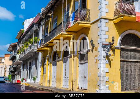 Am frühen Morgen im Frühling hatte man einen Blick auf eine ruhige Seitenstraße in der alten Panama-Stadt Stockfoto