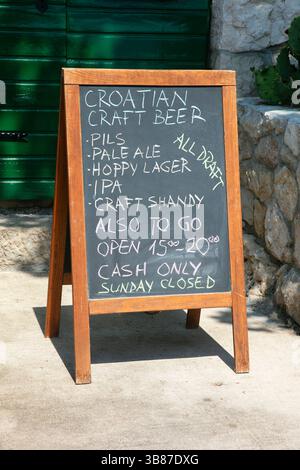 August 2023, Hvar, New York, Kroatien: Biermenü in Hvar, Kroatien (Foto: © Darcy Rogers/ZUMA Press Wire) Stockfoto