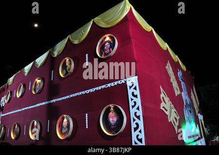 22. Oktober 2023, Sylhet, Bangladesch: Sylhet, Bangladesch: Eine dekorative Außenseite von Puja Mandap, während der 8. Tag des Durga Puja Festivals in Sylhet, Bangladesch, gefeiert wird. Durga Puja ist eines der größten Feste der hinduistischen Religion Bangladeschs und wird neben Bangladesch auch in den Regionen Westbengalen, Odisha, Tripura, Assam und Bihar gefeiert. Dieses Jahr wird es von Freitag, 20. Oktober 2023, bis Dienstag, 24. Oktober, gefeiert. 2023 (Bild: © MD Rafayat Haque Khan/ZUMA Press Wire) Stockfoto