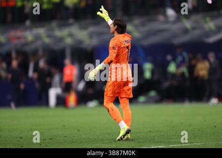 Mailand, Italien. Mai 2025. Yann Sommer vom FC Internazionale gibt beim Halbfinale der UEFA Champions League 2024/25 im zweiten Legspiel zwischen dem FC Internazionale und dem FC Barcelona am 6. Mai 2025 im Stadio Giuseppe Meazza (San Siro) in Mailand Gesten. Quelle: Marco Canoniero/Alamy Live News Stockfoto