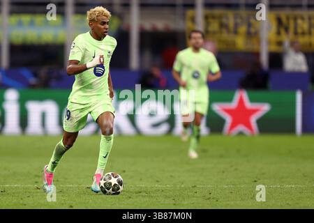Mailand, Italien. Mai 2025. Lamine Yamal vom FC Barcelona im Halbfinale der UEFA Champions League 2024/25 im zweiten Legspiel zwischen dem FC Internazionale und dem FC Barcelona im Stadio Giuseppe Meazza (San Siro) am 6. Mai 2025 in Mailand. Quelle: Marco Canoniero/Alamy Live News Stockfoto