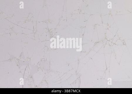 Zerbrochen mit vielen Glasstücken auf dem hellen Hintergrund, zerbrochen in viele Stücke Stockfoto