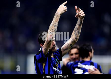 Mailand, Italien. Mai 2025. Francesco Acerbi vom FC Internazionale feiert am 6. Mai im Stadio Giuseppe Meazza (San Siro) 2025 in Mailand das Halbfinale im zweiten Legspiel der UEFA Champions League 2024/25. Quelle: Marco Canoniero/Alamy Live News Stockfoto