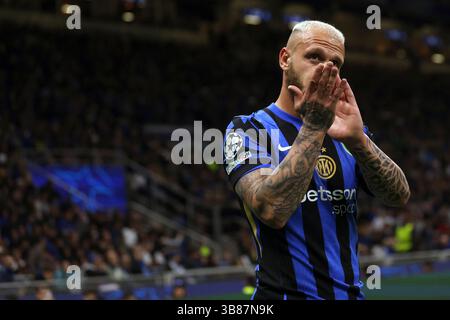 Mailand, Italien. Mai 2025. Federico Dimarco vom FC Internazionale begrüßt die Fans beim Halbfinale der UEFA Champions League 2024/25 im zweiten Legspiel zwischen dem FC Internazionale und dem FC Barcelona im Stadio Giuseppe Meazza (San Siro) am 6. Mai 2025 in Mailand. Quelle: Marco Canoniero/Alamy Live News Stockfoto