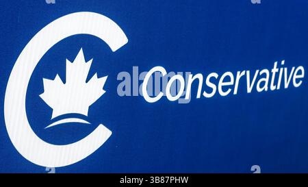 Logo der Konservativen Partei Kanadas auf einem Straßenbanner während der Wahlen 2025. Stockfoto