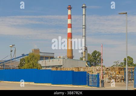 Belgrad, Serbien - 21. August 2024: Papierfabrik Smurfit Kappa Industry Production Facility am Avala Ada Huja Sunny Summer Day. Stockfoto