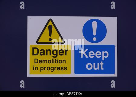Warnschild „Gefahr Abbruch läuft“. Das Warnschild auf der Baustelle aufbewahren Stockfoto