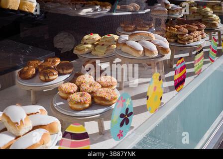 Eisbrötchen und Kuchen in einer Bäckerei in Worthing Stockfoto