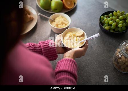 Frau, Die Frühstück In Der Küche Vorbereitet Stockfoto