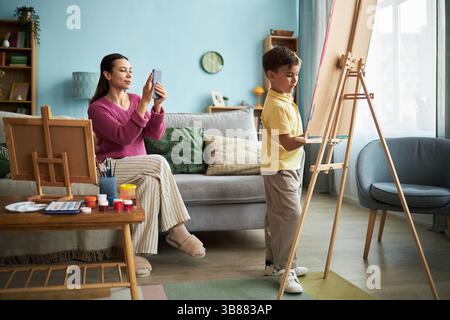 Mom Macht Ein Foto Von Ihrem Kinderbild Stockfoto