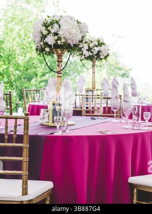 Schönen Abendessen Hochzeitstisch einrichten, im Sommer im Freien Stockfoto