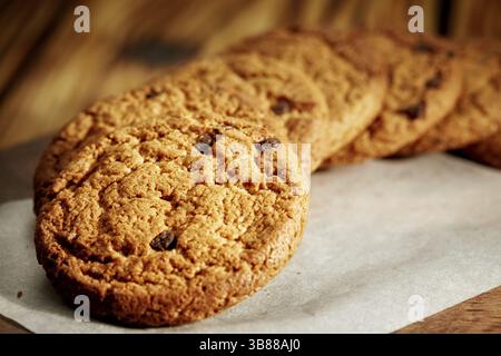 Haferkekse auf altem Holztisch Stockfoto