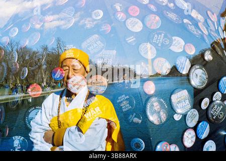 24. Februar 2023, Washington, District of Columbia, USA: Rage Against the war Machine Libertarian Kundgebung am Lincoln Memorial, 19. Februar 2023 in Washington, DC. Gedreht auf doppelt belichtetem Film. (Bild: © Eric Kayne/ZUMA Press Wire) Stockfoto