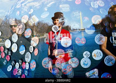 24. Februar 2023, Washington, District of Columbia, USA: Rage Against the war Machine Libertarian Kundgebung am Lincoln Memorial, 19. Februar 2023 in Washington, DC. Gedreht auf doppelt belichtetem Film. (Bild: © Eric Kayne/ZUMA Press Wire) Stockfoto
