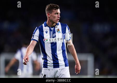 Luka Sucic von Real Sociedad sieht sich beim LaLiga EA Sports Match zwischen Real Sociedad und Athletic Club am 4. Mai 2025 in der Estadio reale Arena an Stockfoto