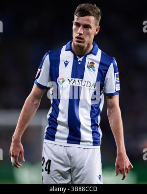Luka Sucic von Real Sociedad sieht sich beim LaLiga EA Sports Match zwischen Real Sociedad und Athletic Club am 4. Mai 2025 in der Estadio reale Arena an Stockfoto