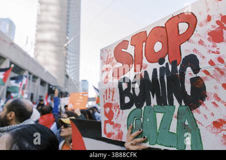 Toronto, Kanada - 28. Oktober 2023: Anti-Kriegs-marsch von Palästinensern in Toronto gegen Israels Aggression im Gazastreifen. Der friedliche Protest der Stadt gegen Isra Stockfoto