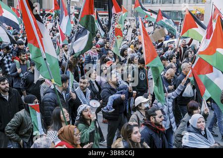 Toronto, Kanada - 28. Oktober 2023: Anti-Kriegs-marsch von Palästinensern in Toronto gegen Israels Aggression im Gazastreifen. Der friedliche Protest der Stadt gegen Isra Stockfoto