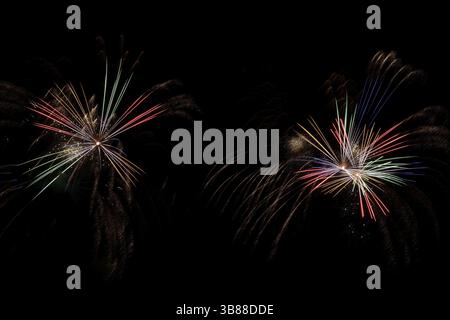 Wunderschönes buntes Feuerwerk am schwarzen Himmel Stockfoto