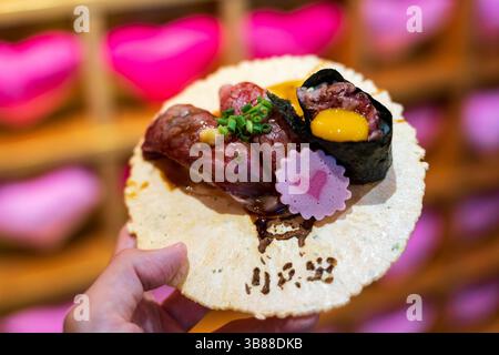 Luxuriöses gebratenes Hida-Rindfleisch-Sushi aus Yakiniku Nikubei in der Burgstadt Inuyama, eine lokale Delikatesse. Inuyama, Aichi, Japan Stockfoto