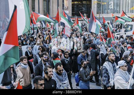 Toronto, Kanada - 28. Oktober 2023: Anti-Kriegs-marsch von Palästinensern in Toronto gegen Israels Aggression im Gazastreifen. Der friedliche Protest der Stadt gegen Isra Stockfoto