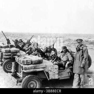 David Stirling (ganz rechts). Der Gründer der SAS, Lieutenant-Colonel Sir Archibald David Stirling (1915–1990), mit einer SAS Jeep Patrouille in Nordafrika, Januar 1943 Stockfoto