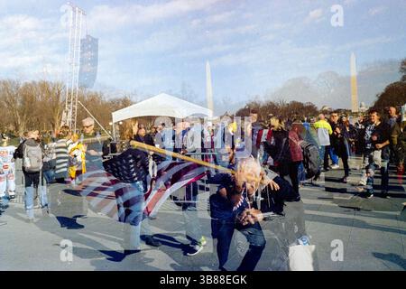 24. Februar 2023, Washington, District of Columbia, USA: Rage Against the war Machine Libertarian Kundgebung am Lincoln Memorial, 19. Februar 2023 in Washington, DC. Gedreht auf doppelt belichtetem Film. (Bild: © Eric Kayne/ZUMA Press Wire) Stockfoto
