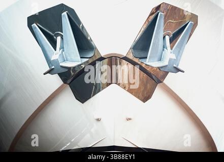 Luxusyacht mit zwei Ankern, Vorderansicht. Stockfoto