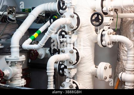 Ventilsystem mit Rohren im Maschinenraum am Behälter. Stockfoto