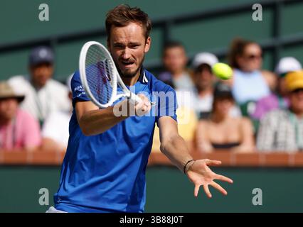 13. März 2024, Indian Wells, Kalifornien USA: DANIIL MEDWEDEW von Russland kehrt gegen Grigor Dimitrov aus Bulgarien während der BNP Paribas Open in Indian Wells zurück. (Foto: © Charles Baus/CSM via ZUMA Press Wire) Stockfoto