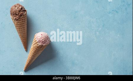 Verschiedene Eis Schaufeln in Kegel mit kopieren. Bunte Eis in der Waffel mit Schokolade, Erdbeere, Heidelbeere, Pistazien oder Matcha, Kekse chocola Stockfoto