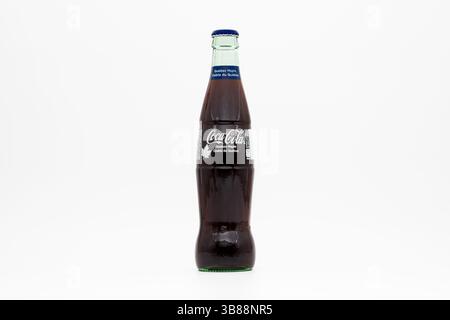 Flasche mit Ahorngeschmack von Coca-Cola Quebec. Cola-Getränk mit süßem Ahornsirup. Erfrischendes Getränk vor weißem Hintergrund. Stockfoto