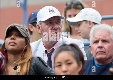 FLUSHING NY - AUGUST 30: Schauspieler Kevin Spacey, Tag sechs der US Open 2014 im USTA Billie Jean King National Tennis Center am 30. August 2014 im Stadtteil Flushing des Queens Borough von New York City. (Kreditbild: © SMG via ZUMA Press Wire) Stockfoto