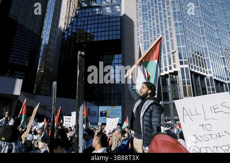 Toronto, Kanada - 28. Oktober 2023: Anti-Kriegs-marsch von Palästinensern in Toronto gegen Israels Aggression im Gazastreifen. Der friedliche Protest der Stadt gegen Isra Stockfoto
