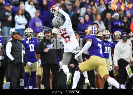 25. November 2023: Der Wide Receiver Lincoln Victor (5) der Washington State Cougars bringt einen Pass entlang der Seitenlinie während des NCAA-Fußballspiels zwischen den Washington State Cougars und den Washington Huskies im Husky Stadium in Seattle, WA. Washington besiegte den Staat Washington mit 24:21. Steve Faber/CSM (Foto: © Steve Faber/CSM via ZUMA Press Wire) Stockfoto