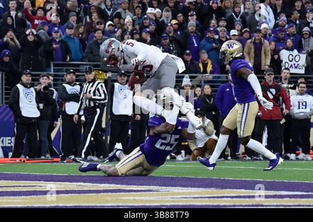25. November 2023: Der Wide Receiver Lincoln Victor (5) der Washington State Cougars erzielt einen Touchdown während des NCAA-Fußballspiels zwischen den Washington State Cougars und den Washington Huskies im Husky Stadium in Seattle, WA. Washington besiegte den Staat Washington mit 24:21. Steve Faber/CSM (Foto: © Steve Faber/CSM via ZUMA Press Wire) Stockfoto