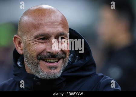 25. November 2023, Mailand, Italien: Vincenzo Italiano Head Coach von ACF Fiorentina sieht sich beim Fußballspiel der Serie A 2023/24 zwischen AC Mailand und ACF Fiorentina im San Siro Stadium, Mailand, Italien am 25. November 2023 an – Foto FCI/Fabrizio Carabelli (Foto: © Fabrizio Carabelli/SOPA Images via ZUMA Press Wire) Stockfoto