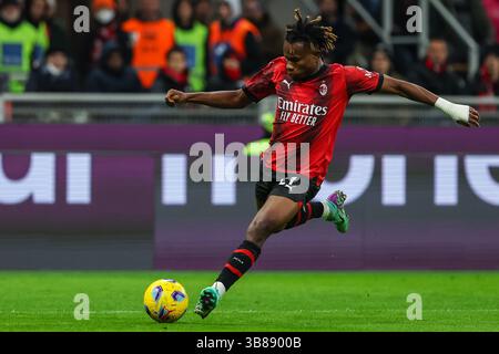25. November 2023, Mailand, Mailand, Italien: Samuel Chukwueze vom AC Mailand im Rahmen des Fußballspiels der Serie A 2023/24 zwischen AC Mailand und ACF Fiorentina im San Siro Stadion, Mailand, Italien am 25. November 2023 – Foto FCI/Fabrizio Carabelli (Foto: © Fabrizio Carabelli/SOPA Images via ZUMA Press Wire) Stockfoto