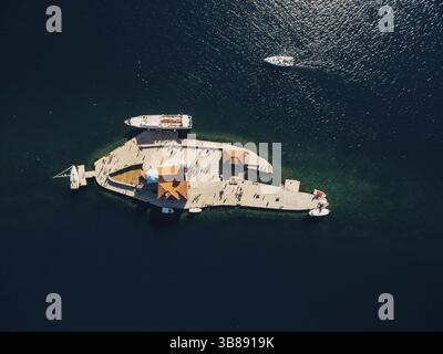 Luftaufnahme der Boote in der Nähe der Insel Gospa oder Skrpjela. Montenegro. Stockfoto