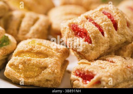 Kekse aus Blätterteig mit farbiger Marmelade Stockfoto