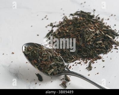 Trendgetränk Idee: Tea-Coffee Mischung kombiniert zwei beliebte Getränke. Haufen trockene Mischung von grünem Tee und gemahlener gerösteter Kaffeebohnen. Nähe zu sehen. Weiß ma Stockfoto