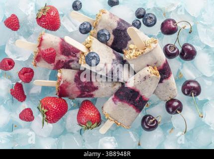 Hausgemachte Eis und Kirsche, Heidelbeere, Erdbeere, Himbeere. Gesundes Sommerfrühstück Konzept. Moosabstiel aus Joghurt und Banane mit Beeren, Grano Stockfoto