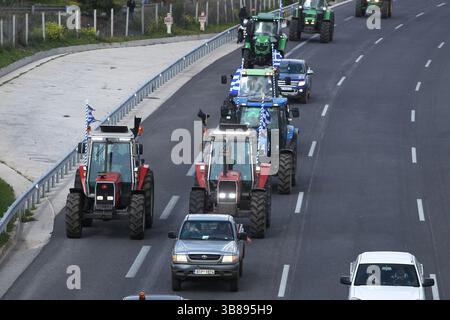 20. Februar 2024, Athen, Griechenland: Tausende griechischer Bauern werden ankommen, viele fahren mit ihren Traktoren, in Athen, während sie ihre Proteste gipfeln. (Foto: © Aristidis Vafeiadakis/ZUMA Press Wire) Stockfoto